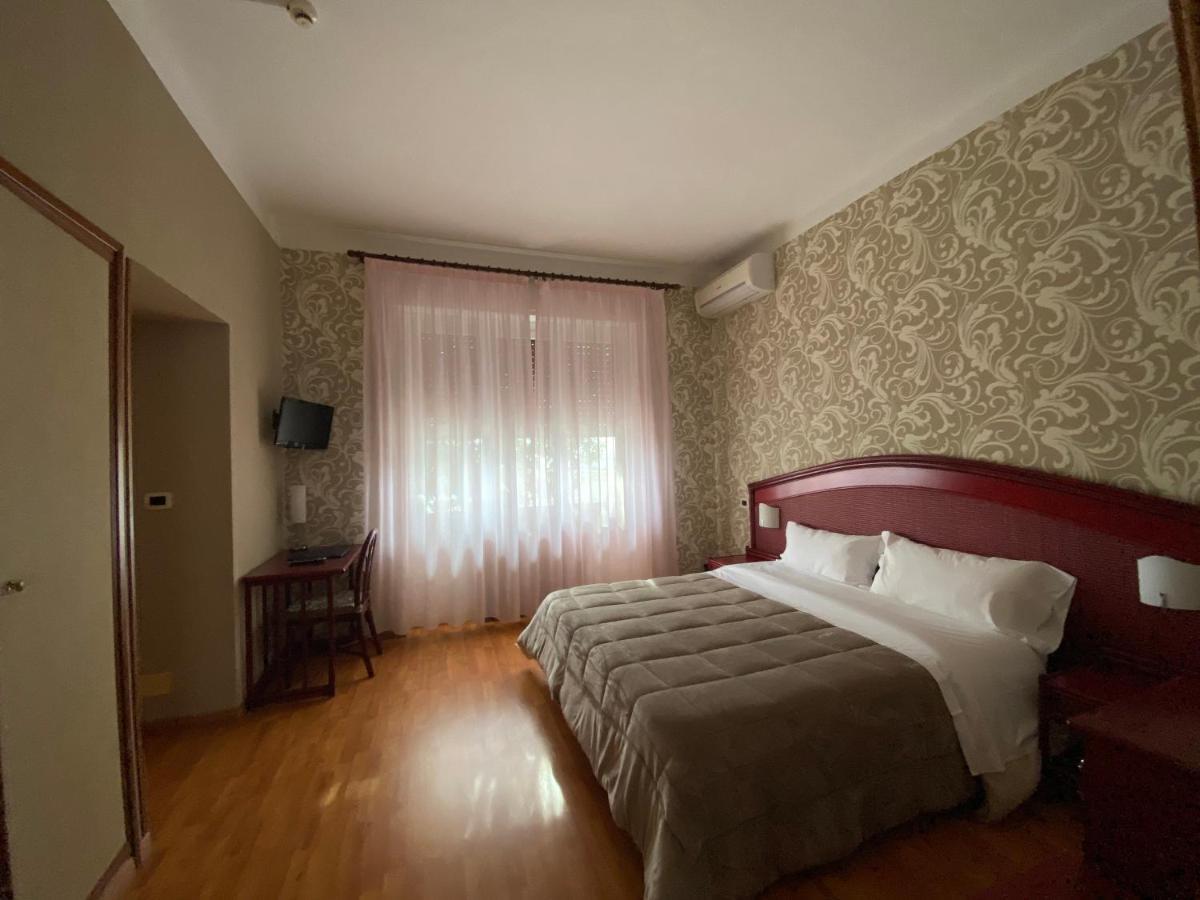 Hotel Kristina Imperia Exterior foto