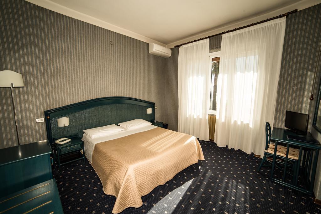 Hotel Kristina Imperia Exterior foto