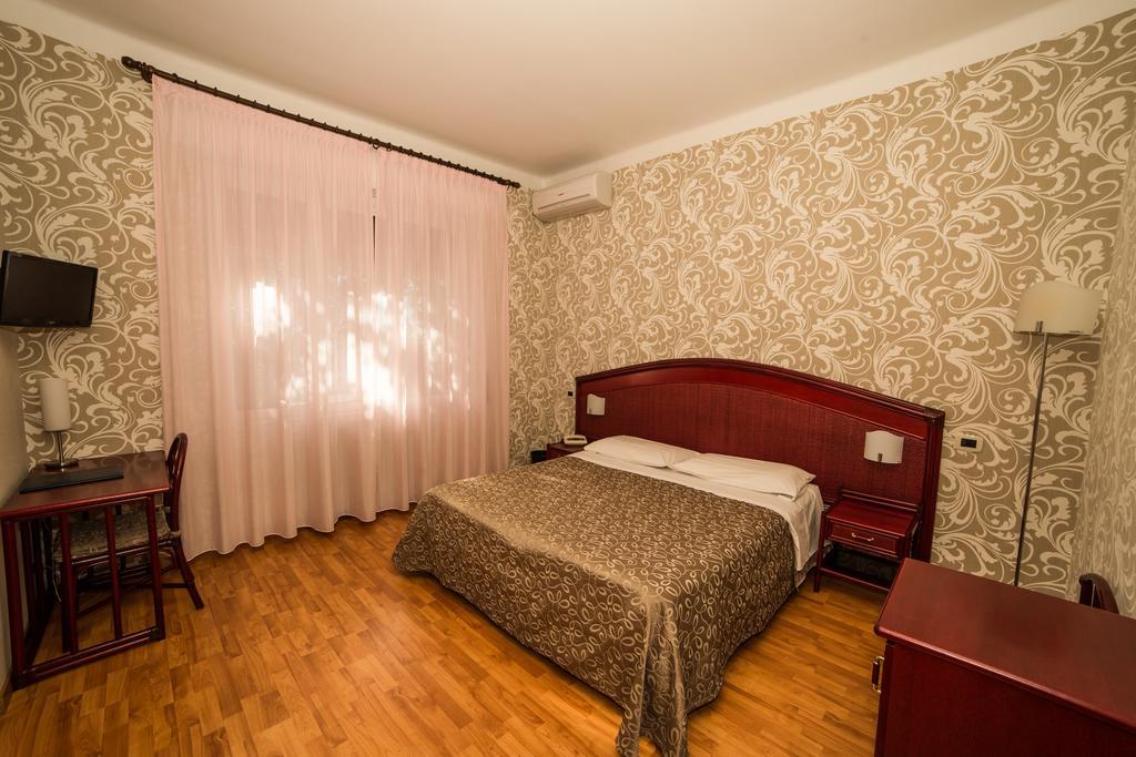 Hotel Kristina Imperia Exterior foto